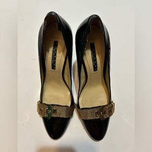 Laundry by Shelli Segal Patent Leather Gold Buckle Pointed Toe Pumps New Sz 10